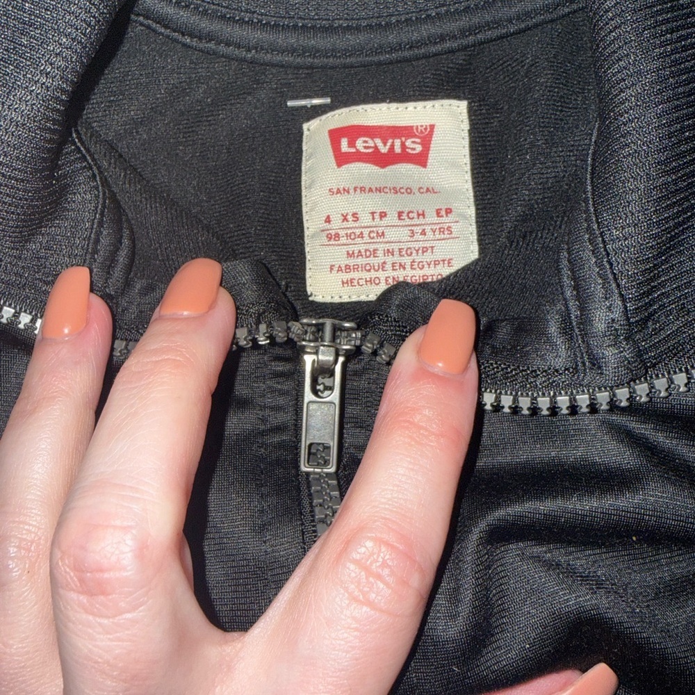 Levi’s Black Zip-Up Track Jacket Size 4T — Stylish & Comfy! - Picture 2 of 3